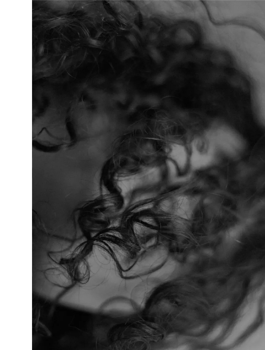 髪の動きがあなたの表情に変化をくれる。