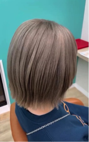 オリーブベージュ ヘアカラー ショートボブ
