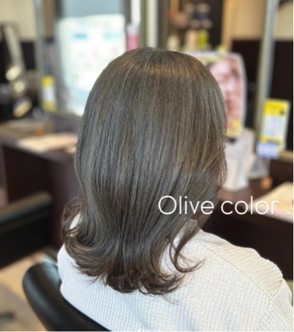 オリーブベージュ ヘアカラー 外ハネ