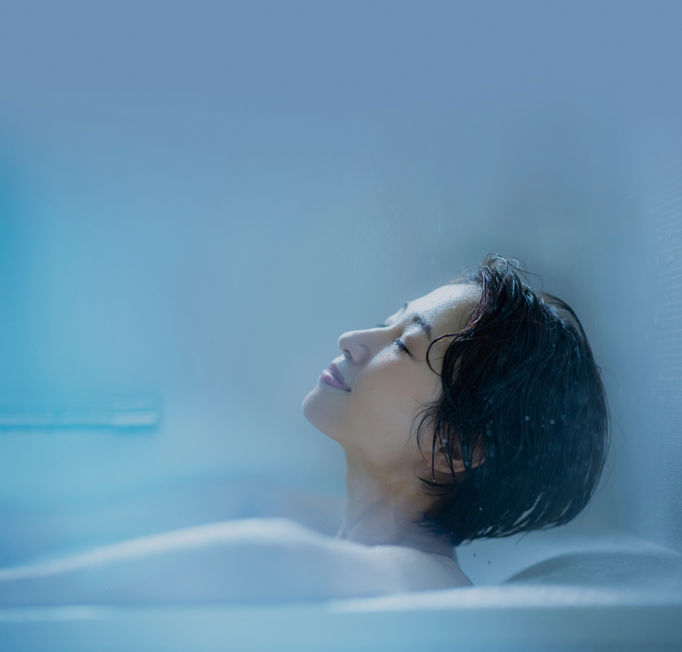 夏の頭皮、ベタつくのに乾いてない?今こそ見直したいスカルプケア習慣
